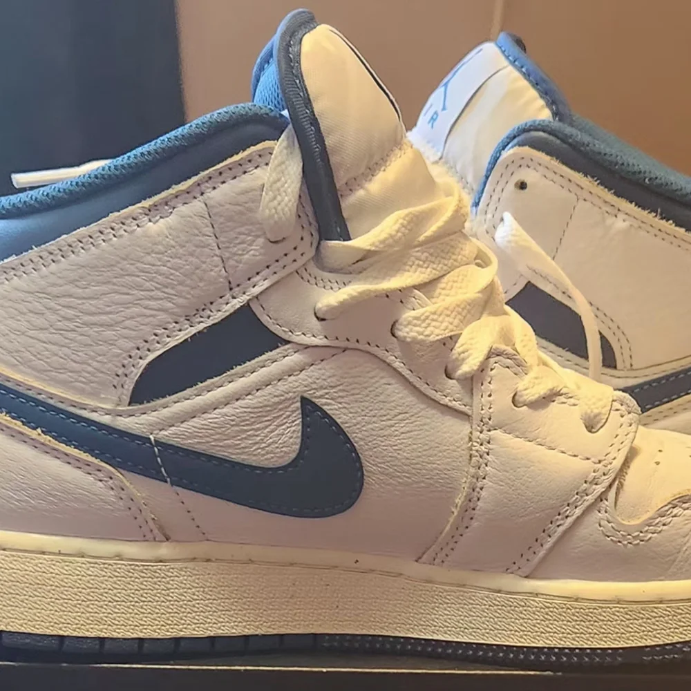 Nike Air Jordan 1 Mids Kids' White and Blue Sneakers Youth Size 5.5 - Picture 4 of 10
